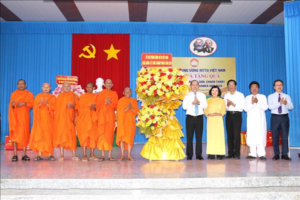 Ủy ban Trung ương MTTQ Việt Nam thăm, chúc Tết Chôl Chnăm Thmây tại Vĩnh Long