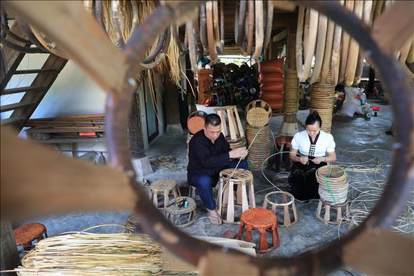 Nghề làm ghế mây truyền thống của người Thái ở Điện Biên