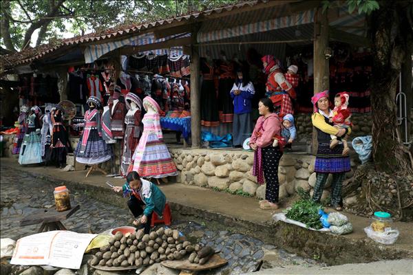 Mộc mạc chợ phiên Sin Suối Hồ