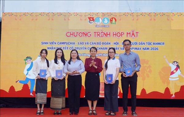 Thăm hỏi, chúc mừng Tết cổ truyền Chôl Chnăm Thmây và Bunpimay