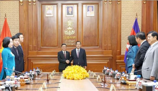 越共中央书记处常务书记陈锦秀会见柬埔寨代理国家元首、人民党主席、参议院主席洪森