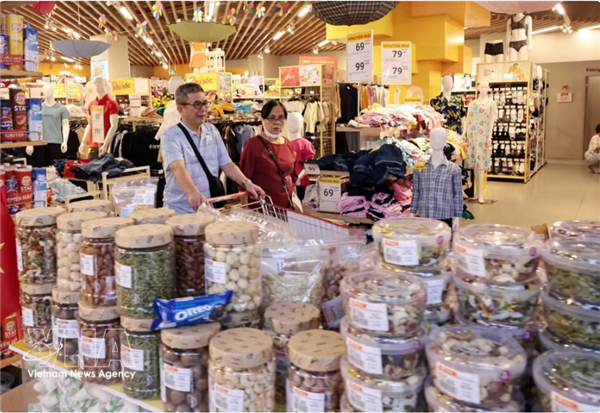 国际油价波动加剧越南通胀压力 各方协力保持物价水平稳定