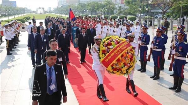 Delegación de alto nivel vietnamita rinde tributo en monumentos emblemáticos de Camboya