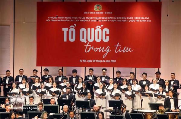 Máximo dirigente de Vietnam asiste al concierto que celebra la unidad nacional
