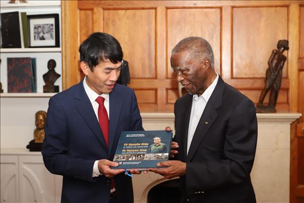 លោកអតីតប្រធានាធិបតីអាហ្វ្រិកខាងត្បូង Thabo Mbeki ទទួលវត្ថុអនុស្សាវរីយ៍ពីក្រុមគ្រួសាររបស់លោកនាយឧត្តមសេនីយ៍ Vo Nguyen Giap