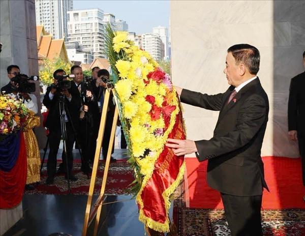 Key Vietnamese Party official lays wreaths at monuments in Phnom Penh