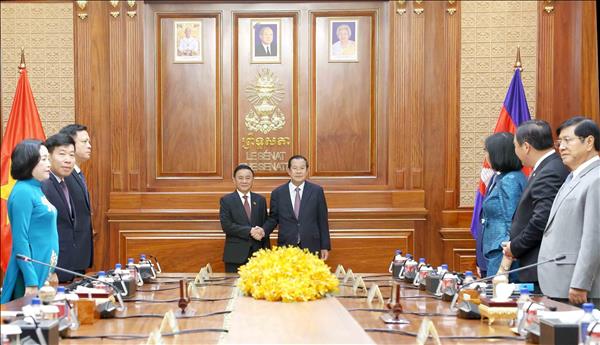 Senior Vietnamese Party official meets with Cambodian Party, Senate leader