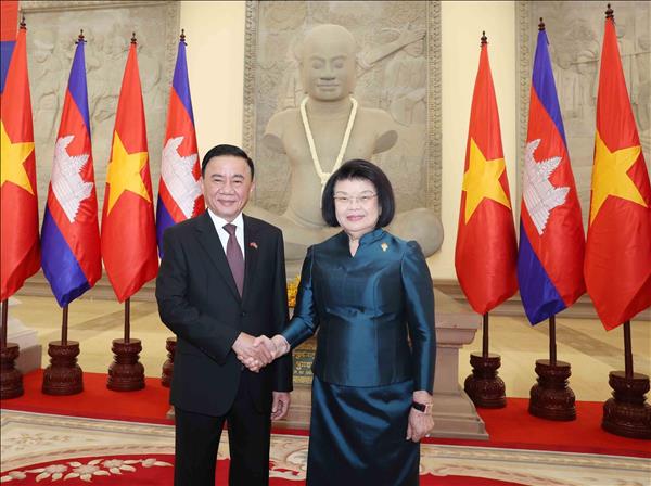 Đồng chí Trần Cẩm Tú, Ủy viên Bộ Chính trị, Thường trực Ban Bí thư hội kiến Samdech Khuon Sudary, Chủ tịch Quốc hội Campuchia