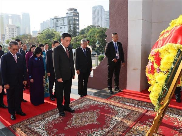 Thường trực Ban Bí thư Trần Cẩm Tú đặt vòng hoa tại Đài Độc lập, Đài tưởng niệm cố Quốc vương Norodom Sihanouk, Đài Hữu nghị Campuchia - Việt Nam