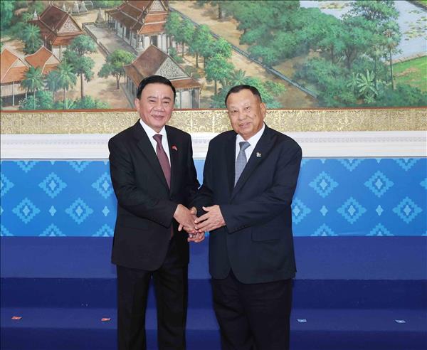 Ủy viên Bộ Chính trị, Thường trực Ban Bí thư Trần Cẩm Tú hội đàm với Phó Chủ tịch Đảng Nhân dân, Trưởng Ban Thường trực Ban Thường vụ Trung ương Đảng Nhân dân Campuchia Say Chhum