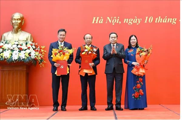 国会主席陈青敏向国会三个机构党组书记颁发任命决定