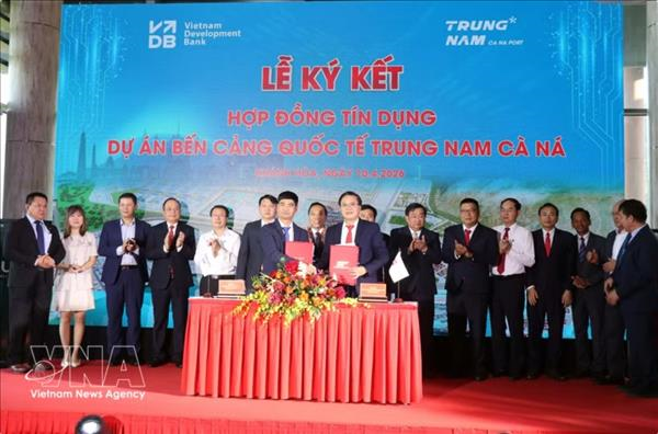 庆和省签署总投资超60万亿越盾的LNG热电厂和佳纳港码头一期工程项目