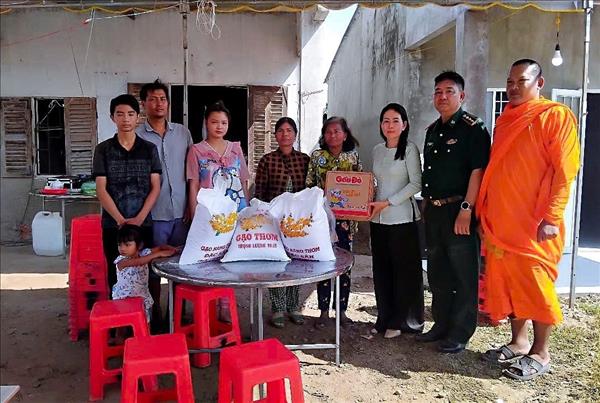 Mang Tết ấm đến với đồng bào và chiến sĩ dân tộc Khmer