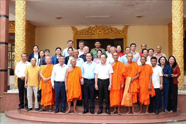 Bộ trưởng Bộ Dân tộc và Tôn giáo thăm, chúc Tết đồng bào Khmer Vĩnh Long