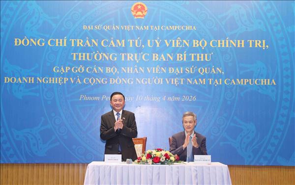 Thường trực Ban Bí thư Trần Cẩm Tú gặp gỡ cộng đồng người Việt Nam tại Campuchia