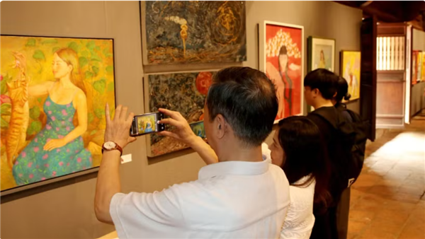 Exposition internationale  Femmes peignant des femmes  à Hanoï