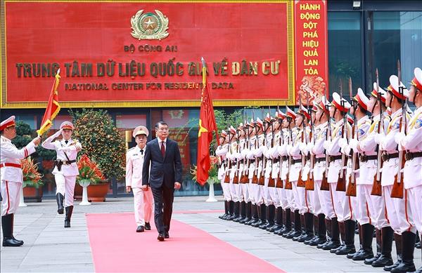 Премьер-министр Ле Минь Хынг: Модернизировать методы государственного управления, строить администрацию, ориентированную на служение народу