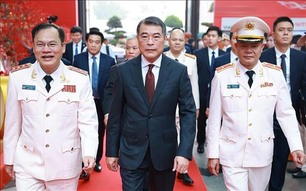 フン首相：「治安と秩序の確保を中核に、発展の促進を重点に」