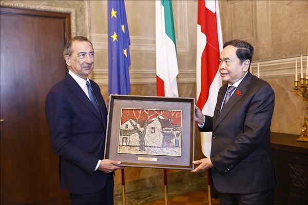 越南国会主席陈青敏会见意大利米兰市市长朱塞佩·萨拉