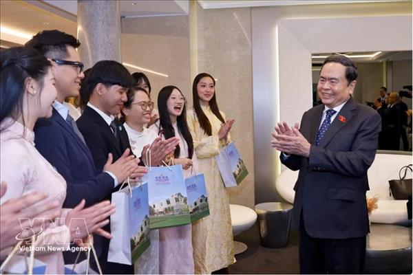 越南国会主席陈青敏会见在意大利的越南学生会及优秀留学生代表