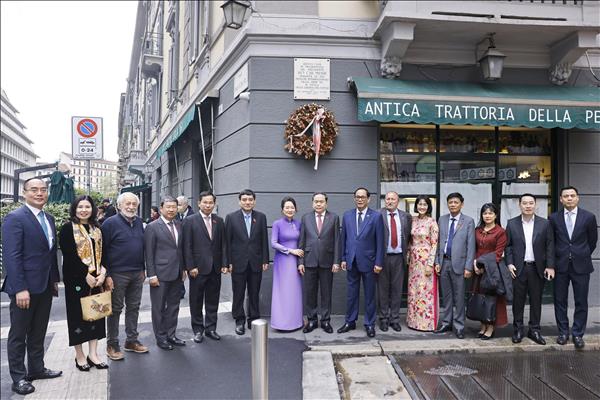 マン国会議長、ミラノ市で「アンティカ・トラットリア・デッラ・ペーザ」店を訪れる