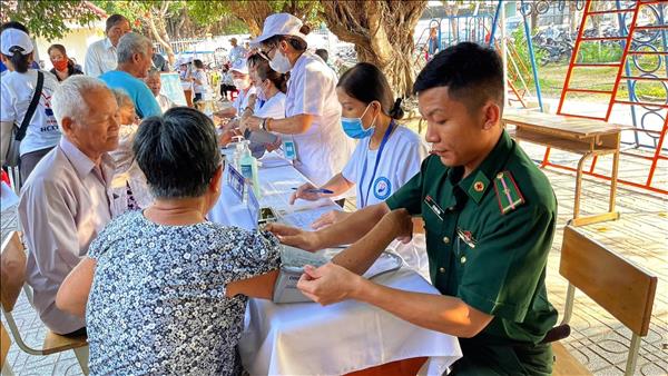 Cấp phát thuốc miễn phí, tặng quà đồng bào vùng biên giới Tây Ninh