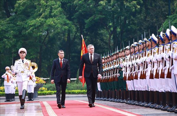 Thủ tướng Lê Minh Hưng chủ trì Lễ đón Thủ tướng Slovakia thăm chính thức Việt Nam