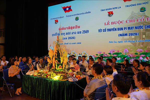 Thắm tình hữu nghị đặc biệt Việt Nam - Lào