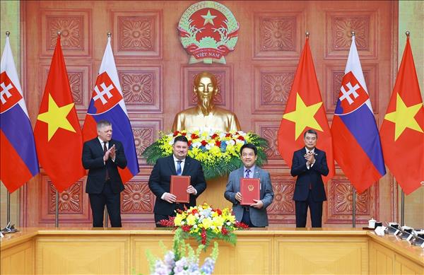Премьер-министры Вьетнама и Словакии стали свидетелями обмена документами и провели совместный брифинг для прессы
