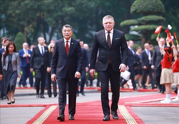 Vietnamese Prime Minister chairs official welcome ceremony for Slovak counterpart