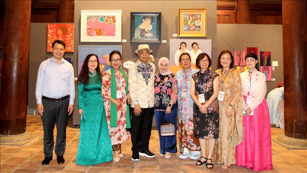 В Ханое открылась международная выставка Женщины нарисованны женщиной