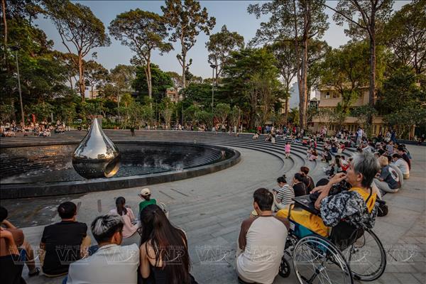 Tượng đài Giọt nước - mầm sống hồi sinh giữa lòng Thành phố