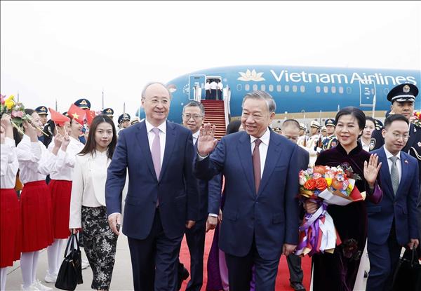 Tổng Bí thư, Chủ tịch nước và Phu nhân tới Bắc Kinh, bắt đầu thăm cấp Nhà nước đến Trung Quốc