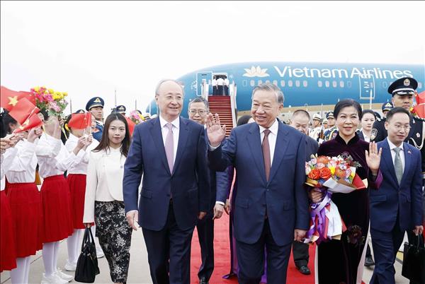 Top Leader Begins State Visit to China
