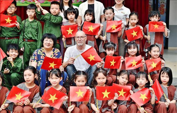 Khi con tim chảy chung dòng máu Việt