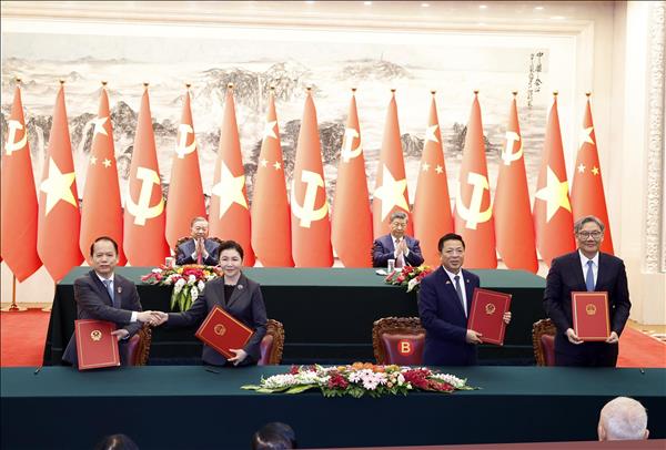 ベトナムと中国、複数の協力文書に署名