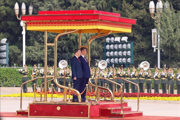 習近平主席、トー・ラム書記長・国家主席の公式歓迎式典を主宰　首脳会談も実施