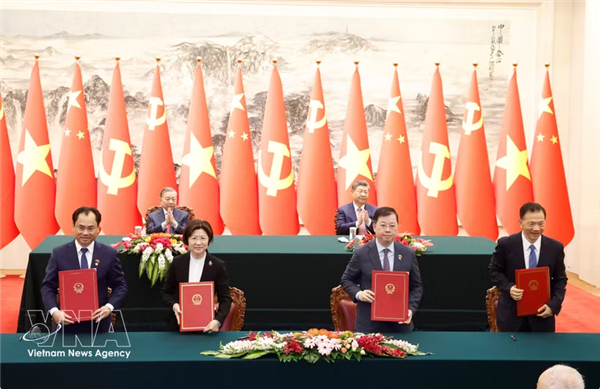 Vietnam-Chine : Signature dune série daccords de coopération majeurs
