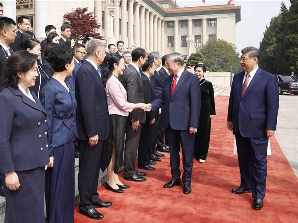 Chinese top leader hosts official welcome ceremony for Party General Secretary, State President of Vietnam
