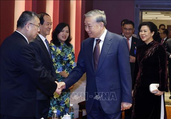 ທ່ານເລຂາທິການໃຫຍ່, ປະທານປະເທດ ໂຕເລິມ ພົບປະກັບຜູ້ຊົງຄຸນວຸດທິ ແລະ ຊົມລາຍການສະແດງສິລະປະມິດຕະພາບ ຫວຽດນາມ - ຈີນ