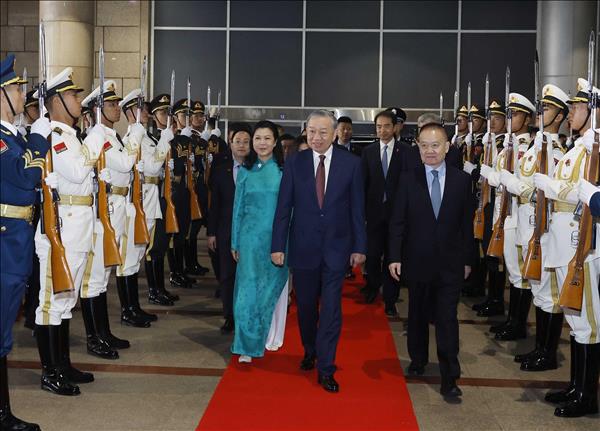 越共中央总书记、国家主席苏林及夫人离开北京赴南宁市参访