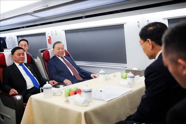 ທ່ານເລຂາທິການໃຫຍ່, ປະທານປະເທດ ໂຕເລິມ ແລະ ພັນລະຍາໄປຢ້ຽມຢາມນະຄອນ ໜານໜິງ (ຈີນ)