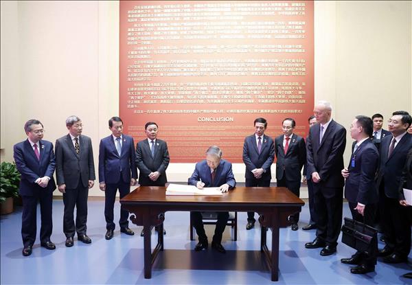 또 럼 당 서기장‧국가주석, 베이징 중국공산당 박물관 방문