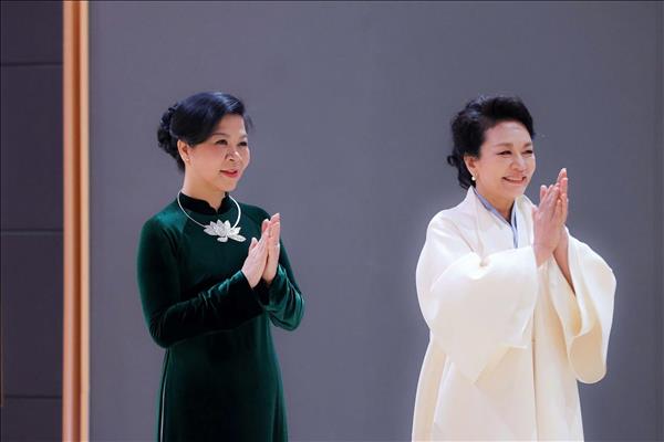 越共中央总书记、国家主席苏林夫人与中共中央总书记、国家主席夫人会面交流