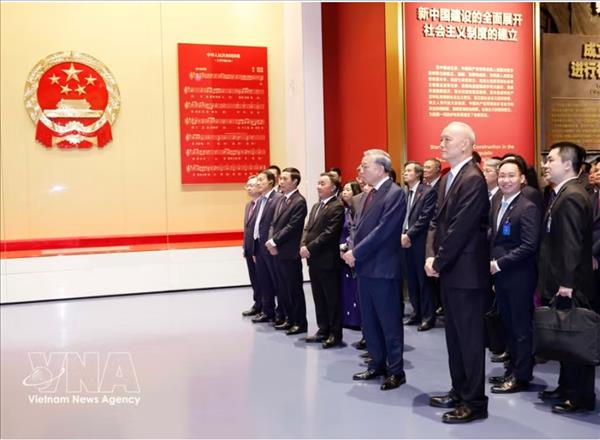 越共中央总书记、国家主席苏林参观中国共产党历史展览馆