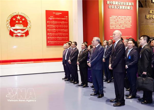 Le dirigeant vietnamien To Lam visite le Musée dhistoire du Parti communiste chinois