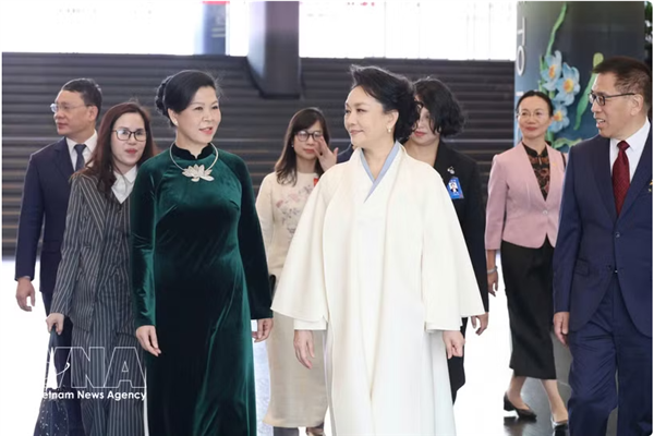 Les épouses des plus hauts dirigeants vietnamiens et chinois visitent le Centre national des arts du spectacle