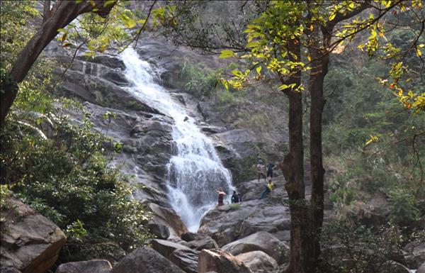 Khám phá vẻ đẹp của thác Lụa kết hợp du lịch về nguồn ở Sơn Tây Hạ