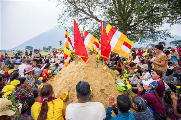 Rực rỡ sắc màu Tết Chôl Chnăm Thmây