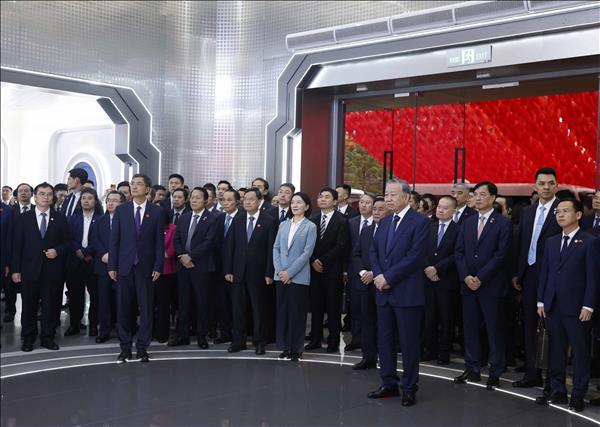 越共中央总书记、国家主席苏林参观中国-东盟人工智能创新合作中心